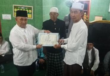 Penyerahan bantuan secara simbolis oleh Sesda Provinsi Bengkulu, Nopian Andusti