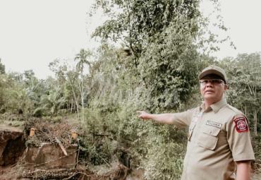 Gubernur Bengkulu (Dr. H Rohidin Mersyah) saat meninjau jembatan yang hancur di Desa Rajak Besi, Bengkulu Tengah 