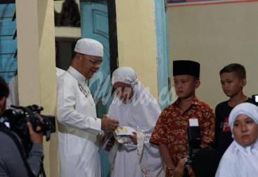Gubernur Bengkulu (Dr. H Rohidin Mersyah) selain memberikan bantuan biaya rehap Masjid Gubernur juga memberikan bantuan Al - quran