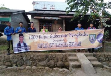Gubernur berbagi takjil gratis