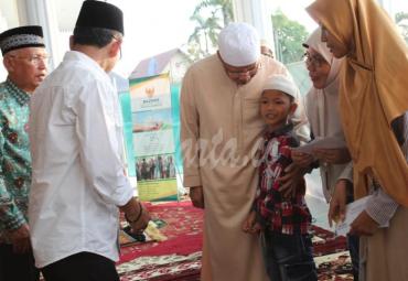 Gubernur Bengkulu (Dr. H Rohidin Mersyah) berbuka puasa bersama lansia dan anak-anak Dhuafa