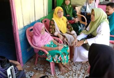 Tim RSHD Kota Bengkulu menjemput nenek Maini di rumahnya, Anggut Bawah Kota Bengkulu