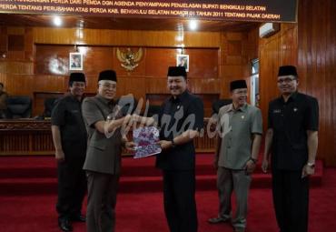 Bupati Bengkulu Selatan menyerahkan draf 3 Raperda ke Unsur Pimpinan DPRD Bengkulu Selatan