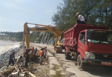 Tumpukan material sampai di sepanjang pantai pasar bawah mulai dibersihkan