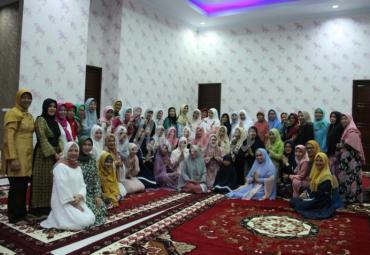 Mempererat tali silaturahmi sekaligus reuni kelembagaan, TP PKK Provinsi Bengkulu melaksanakan Buka Puasa Bersama Ketua TP PKK Provinsi Bengkulu dengan BKOW dan Darma Wanita Provinsi Bengkulu, di Rumdin Gubernur Gedung Daerah Balai Raya Semarak Bengkulu, (15/05).