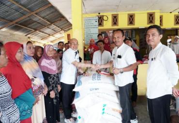 Bupati Bengkulu Selatan, Gusnan Mulyadi menyerahkan bantuan beras untuk korban banjir 27 April lalu