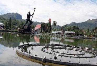 Penampakan dan kondisi Air Mancur Kolam Makale dibiarkan terbengkalai meskipun telah menelan anggaran 6.8 Milyar
