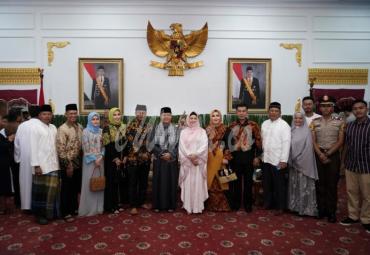 Gubernur Bengkulu (Dr. H. Rohidin Mersyah) berswafoto bersama