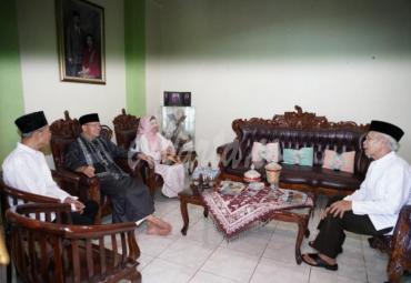 Kunjungan Gubernur ke kediaman sesepuh 