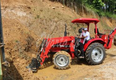 Gusnan Mulyadi memantau langsung pengerukan material longsor di Desa Batu Kuning, Bengkulu Selatan