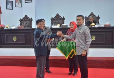 Penyerahan 3 Raperda oleh Wakil Bupati (Muhammad Thahar Rum) di terima langsung Ketua DPRD (Machfud Yunus) Kabupaten Luwu Utara 