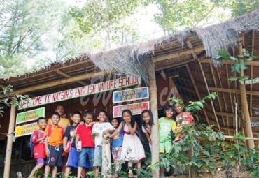 Siswa-Siswi Natsir's English Nature School tampak ceria dan bahagia meskipun fasilitas kelasnya sangat sederhana