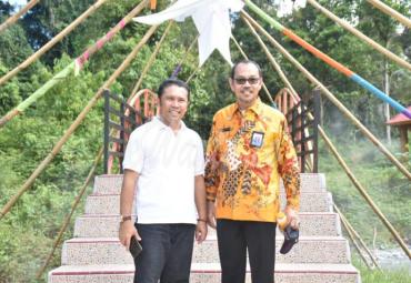 Kadis Pariwisata Kab Luwu Utara bersama Kepala BPKP mengunjungi dan memperkenalkan ke obyek wisata pemandian air panas di Pincara