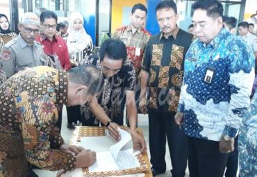 Penyerahan dan penandatanganan berita acara bantuan logistik 8 Kabupaten terdampak bencana alam di Sulawesi Selatan