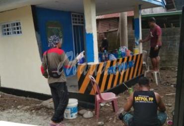 Anggota Satpol PP membantu rehap pos kamling