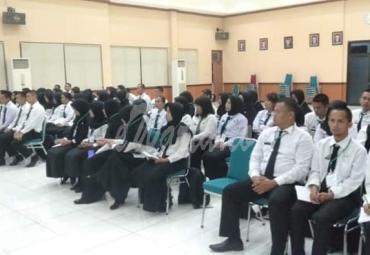 Kepala Badan Kepegawaian Sumber Daya Manusia (BKSDM) Drs.Nursalim Ramli memberikan materi pembekalan kepada 74 CASN Kabupaten Luwu Utara sebelum di angkat menjadi ASN penuh