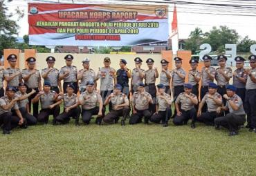 Sesi foto bareng 34 Personil dapat penghargaan kenaikan pangkat 
