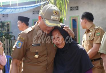 Devi Hastuti warga Desa Batu Lambang menangis terharu di pelukan Bupati 