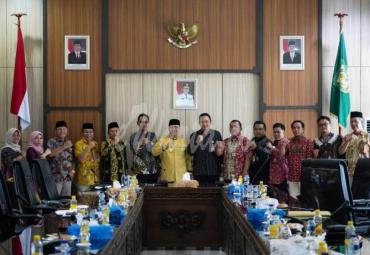 Direktur Lembaga Pengelola Dana dan Usaha Keolahragaan (LPDUK) Kemenpora RI Agus Hardja Santana beserta Tim saat menyampaikan pemaparan konsep Opening Ceremony Porwil Sumatera X november mendatang di ruang Rapat Kantor Gubernur Bengkulu Lantai III, 12/07.