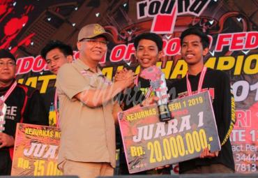 Offroader Galena Nusantara Racing (GNR) Dek Ray (21 tahun) asal Bali tampil sebagai yang tercepat di Kejuaraan Nasional (Kejurnas) Indonesia Off-Road Federation (IOF) Nasional Championship (NC) tahun 2019 seri 1 (pertama) di Lintasan Offroad Air Sebakul, (14/7).