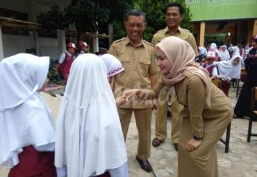Bupati, Indah P Indriani dengan bangga mengantarkan anaknya masuk ke sekolah, Luwu Utara, Sulawesi Selatan