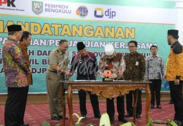 Pemprov Bengkulu bersama Pemda Kabupaten/Kota Se-Provinsi Bengkulu disaksikan Penasihat KPK RI melakukan Penandantanganan Nota Kesepahaman/ Perjanjian dengan Kanwil BPN Provinsi Bengkulu, Kantor Pertanahan Se-Provinsi Bengkulu serta Kanwil DJP Bengkulu-Lampung, di Balai Raya Semarak Bengkulu, Selasa (16/07).