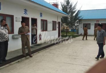 Tampak Ketua Komisi 3 DPRD Provinsi Bengkulu, Jhonaidi SP, MM dan rombongan sedang berada di lokasi PLTU Teluk Sepang, Bengkulu. Senin (22/7/2019)