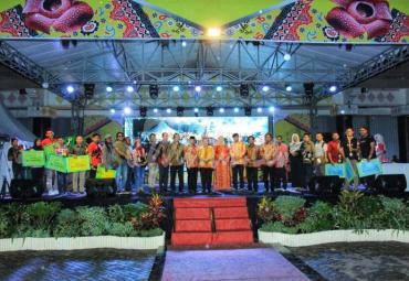 Sekda Provinsi Bengkulu, Nopian Andusti resmi menutup festival Bumi Raflesia, Senin (22/7/2019) malam.