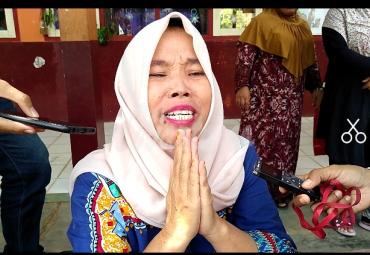 Sambil menangis terisak-isak, wali murid SDN 62 memohon kebijakan Pemerintah Kota Bengkulu