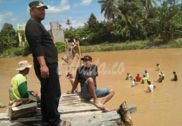 Warga dua Desa di Kecamatan Masamba membangun jembatan penghubung dua Kecamatan dengan swadaya bersama
