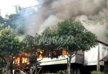 Rumah Rosdiana saat dilalap si jago merah hari Sabtu (27/7).