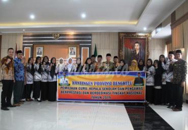 Kontingen perwakilan Bengkulu berswafoto bersama Gubernur Bengkulu, Rohidin Mersyah