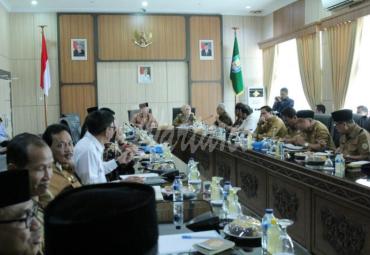 Gubernur Rohidin pimpin Rapat Koordinasi Penyelesaian Permasalahan BBM bersama BPH Migas dan Stakeholder Terkait, Selasa (6/8).