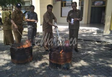 Dinas Dukcapil Lutra musnahkan ribuan KTP 