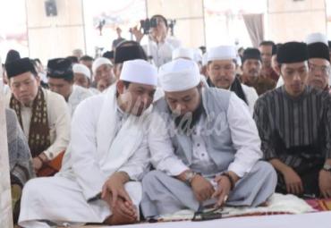 Walikota bersama Wawali tampak akrab dan saling bercengkrama di barisan Saff Sholat Ied 1440 Hijriah