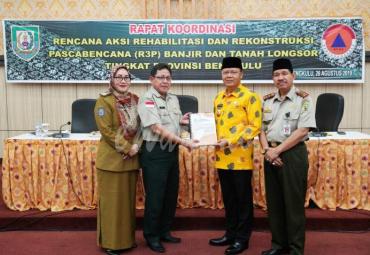 Gubernur Bengkulu, Rohidin Mersyah menyerahkan secara langsung Draf Dokumen Rencana Aksi dan Rekonstruksi Pasca Bencana (R3P) Kepada Deputi Bidang Rehabilitasi dan Rekonstruksi BNPB Rifai. 