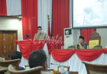 Juru bicara Tim Banggar, Jonaidi SP saat menyampaikan persetujuan 