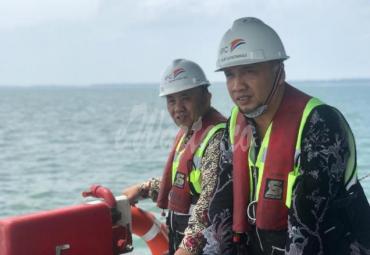 Kehadiran Sekda yang didampingi GM Pelindo, KSOP dan Kadishub provinsi Begkulu dalam meninjau langsung aktivitas kapal penggeruk alur yang beroprasi di pelabuhan tersebut.