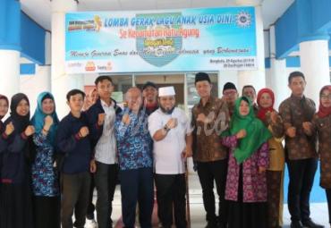 Mahasiswa KKN Muhammadiyah berswafoto bersama Walikota 