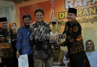 Dekranasda Award, Kabupaten Seluma Juara Pengrajin Terbaik, penyerahan piala dan penghargaan diterima langsung oleh Kadis Perindagkop H. Mulyadi