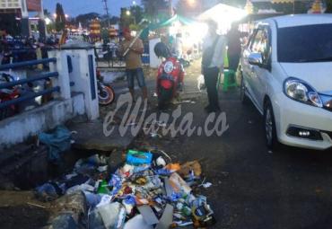 Tumpukan sampah di area lokasi Tabut