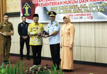 Gubernur serahkan cinderamata kenang-kenangan
