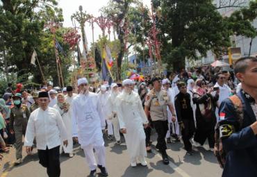 Gubernur Bengkulu (Dr. H. Rohidin Mersyah) saat mengikuti arak-arakan Tabut Terbuang