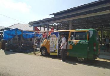 Petugas dan mobil layanan pembayaran pajak bumi dan bangunan