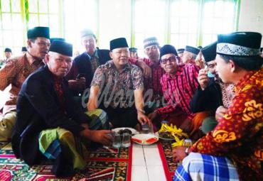 Gubernur tegaskan saat menjadi imam sholat Isya berjamaah, di masjid Al Mutaqqim, Kelurahan Jalan Baru, Kota Curup, Kabupaten Rejang Lebong, (14/9/2019).
