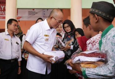 Bupati Bengkulu Selatan, Gusnan Mulyadi membagikan seragam sekolah gratis secara simbolis