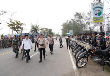 Kapolda bersama Gubernur Bengkulu cek kesiapan pengamanan dalam gelar pasukan di lapangan sport center Bengkulu