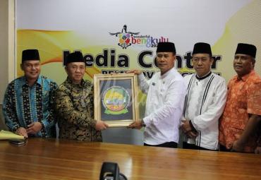 Foto dokumen penyerahan juara MTQ ke- XXXIV tingkat provinsi Bengkulu