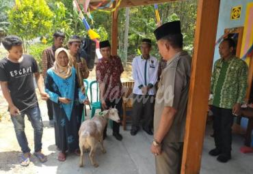 Camat Kedurang Ilir, Marwin saat membuka program bedah rumah