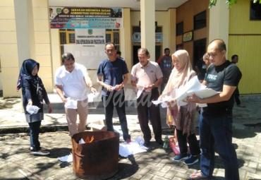 Dinas Dukcapil Lutra musnahkan ribuan KTP 